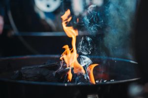 Nahaufnahme: Flamme von Kohlegrill