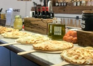 Auf einer Theke nebeneinander aufgereiht, luftige runde Teigwaren auf Holzbrettern