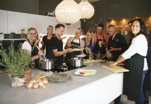 Szene einer Kochschulung in der Genusswerkstatt.