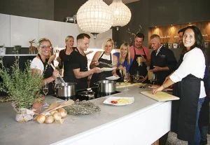 Szene einer Kochschulung in der Genusswerkstatt.