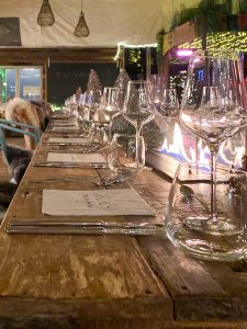 Rustikaler gedeckter Holztisch mit Tischfeuer.