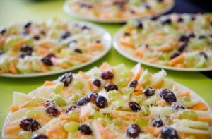 Obstteller mit verschiedenen Obstsorten in Scheiben